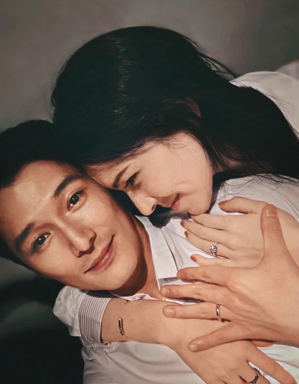 邱泽许玮甯闪婚后首度甜蜜同框，与好友拥抱告别后同返爱巢