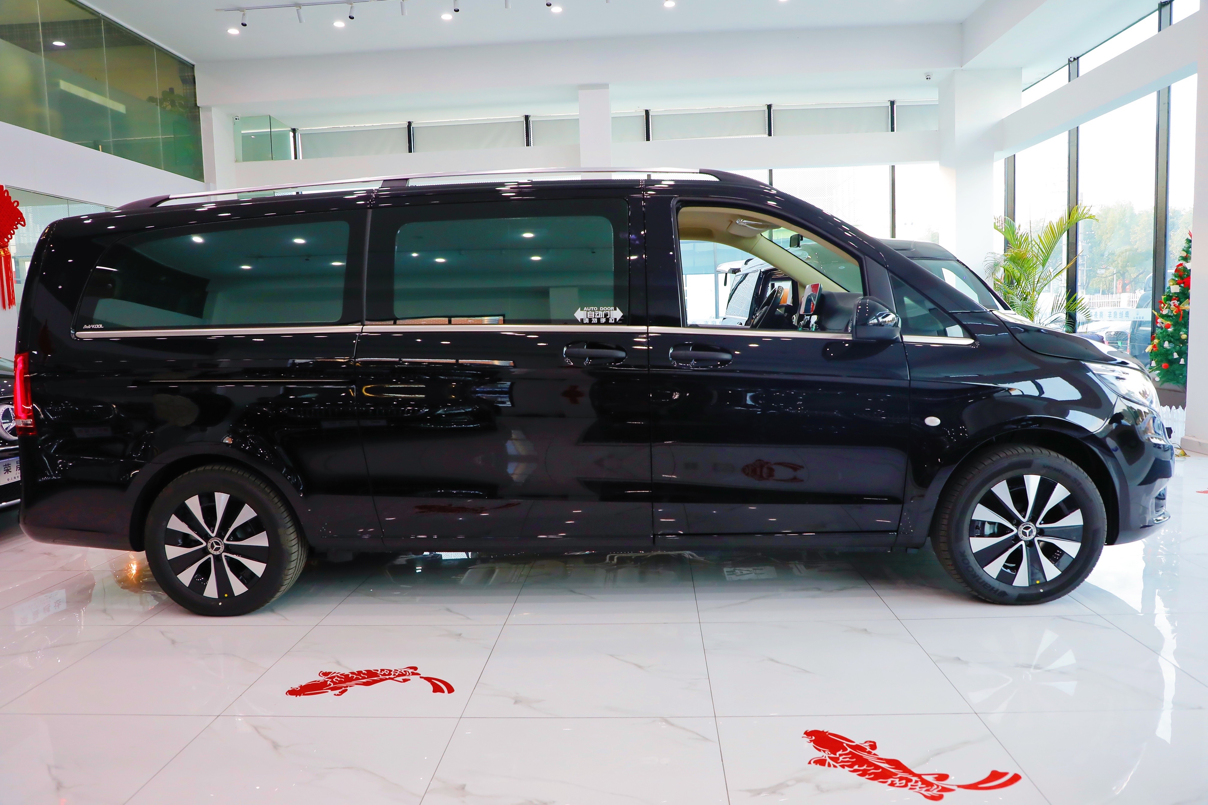 40多万的奔驰保姆车!迈巴赫风格内饰太奢华,配置竟不输埃尔法?