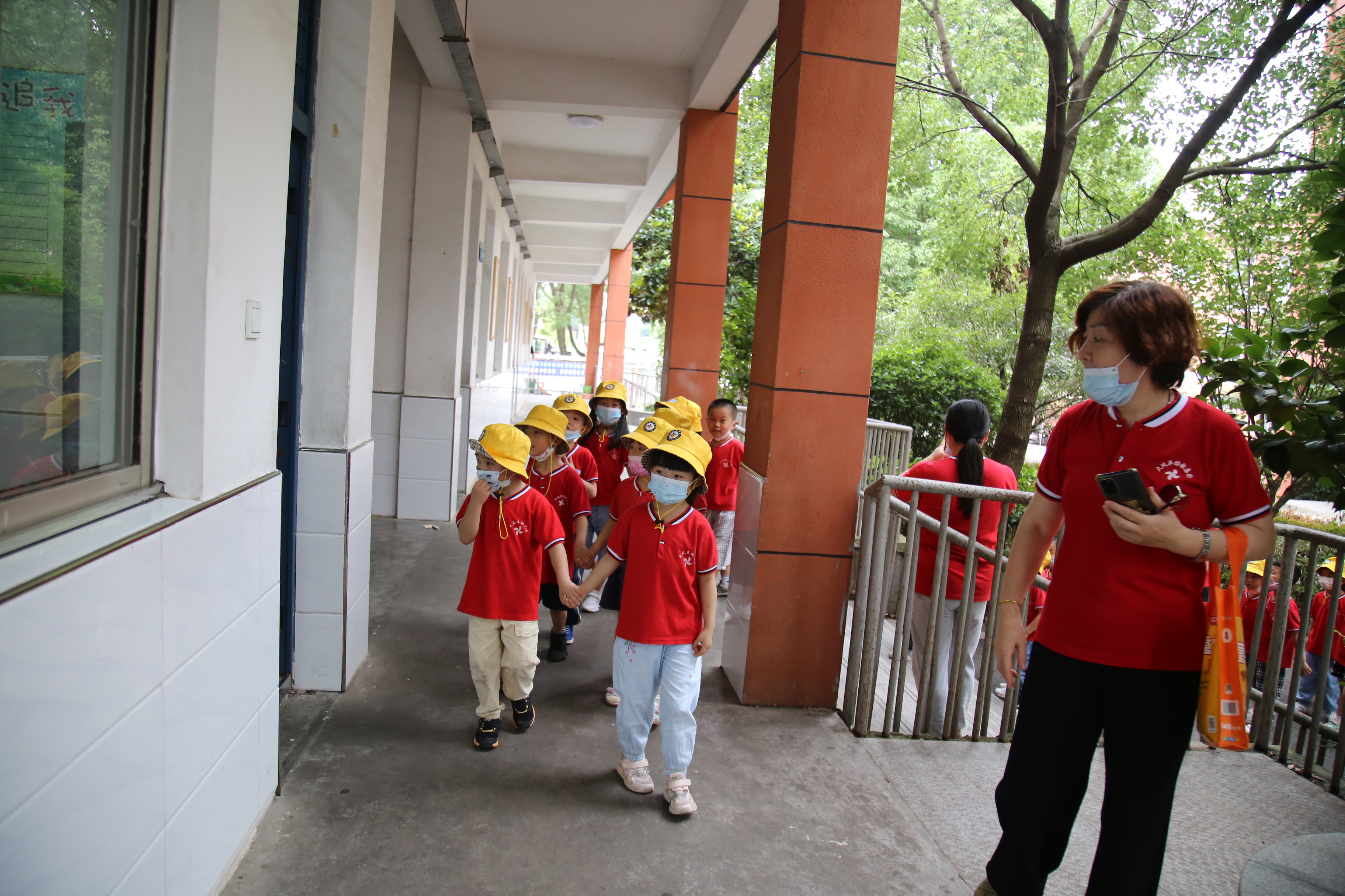 幼儿园孩子进东方红小学 体验小学生活