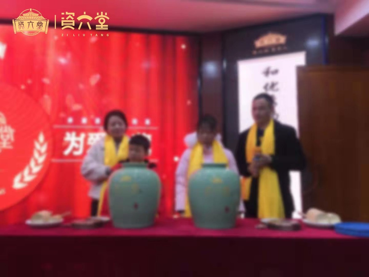 武漢家長為女兒封五壇酒，準(zhǔn)備20年后結(jié)婚時再開壇