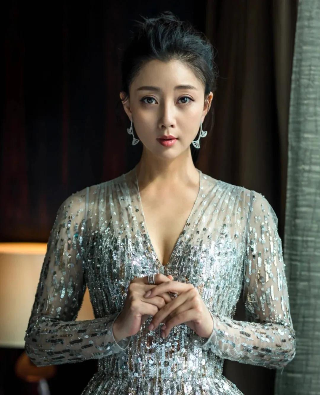 气质绝绝子的殷桃，太美了