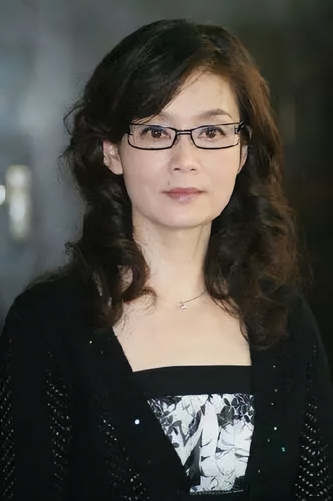 天生一张养尊处优的脸，自带贵妇气场，这6位“妈妈专业户”厉害