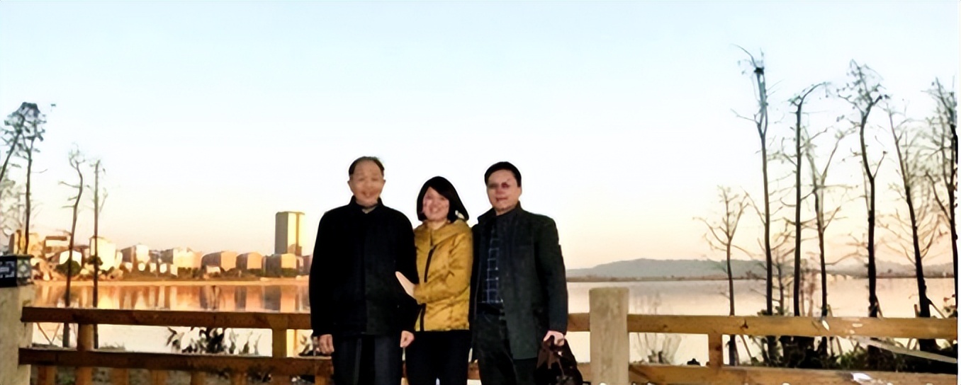 2012年湖南一38岁女教师倒追65岁二婚环卫工人，如今过得怎么样