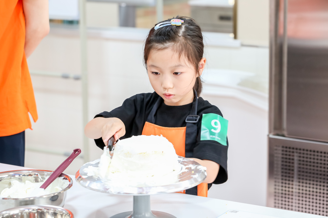 泓剑西点学院携手团魂街舞举办亲子蛋糕DIY活动