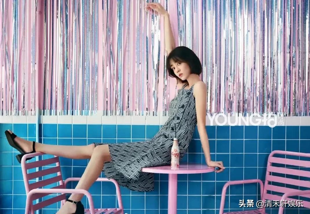 李溪芮穿黑色裙子，更妩媚动人一些。她的美貌，超治愈不开心