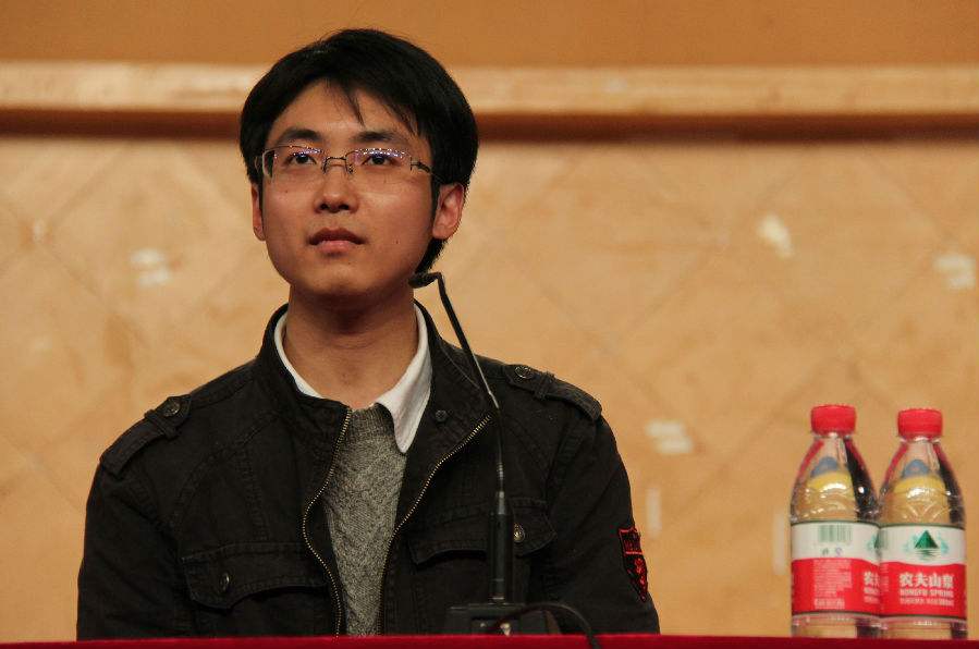 17年前，浙江19岁男孩背着母亲上大学，29岁不顾反对变性为女人