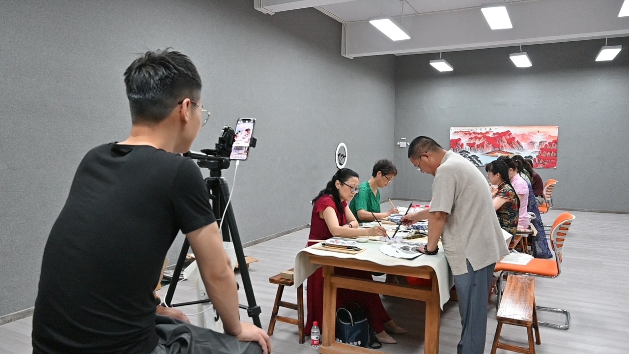 老人“玩”直播 银领助共富