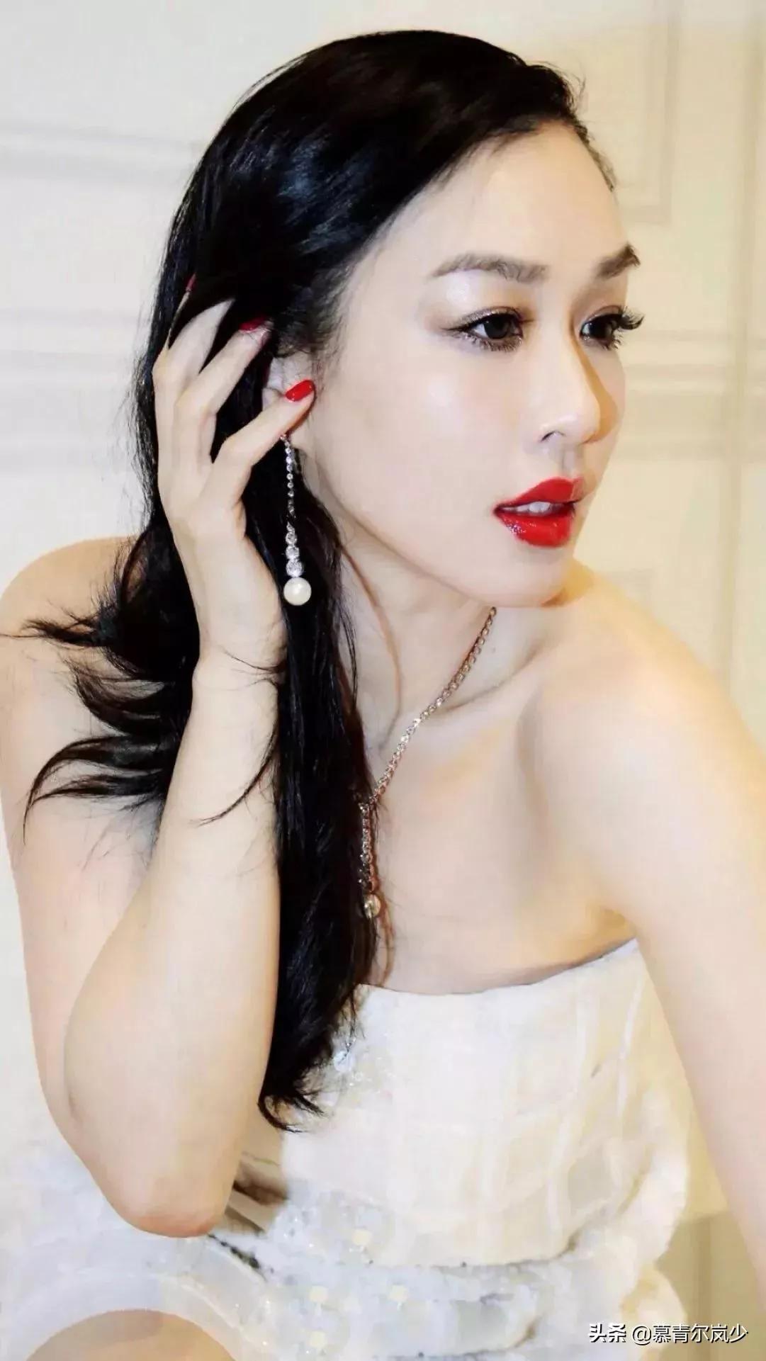 钟丽缇美照一册，欣赏