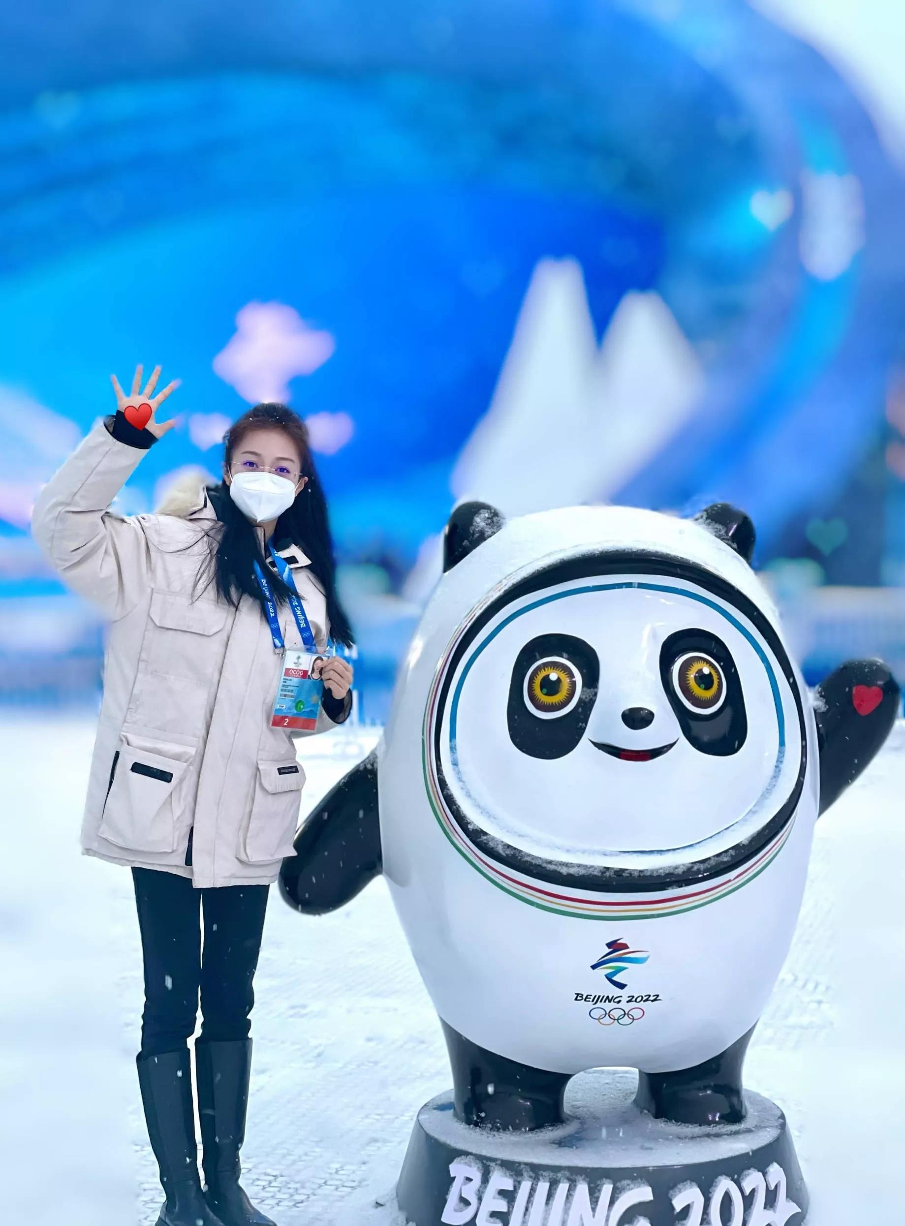 中传媒“校花”冯琳，成为冬奥会播报员，现场照片太美了