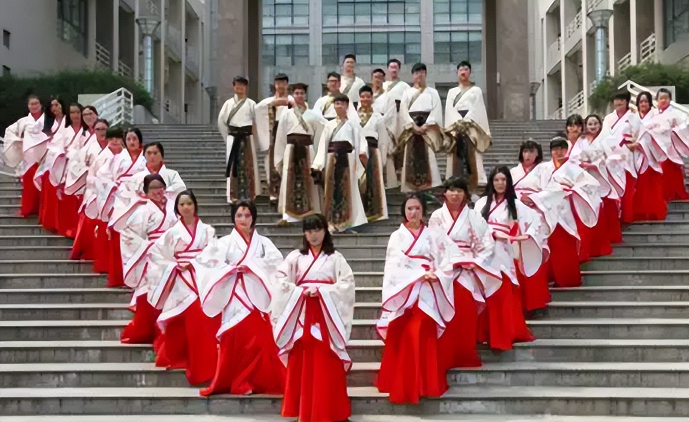 大学生“JK制服”毕业照，男生表示很养眼，网友却认为没有学生样