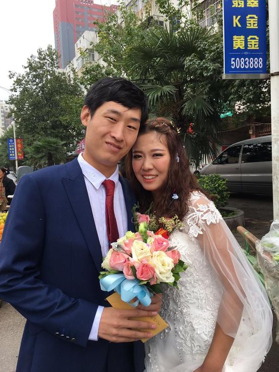 2012年，90后学警车轨救人被轧断双腿，5年后娶照顾他的美女护士