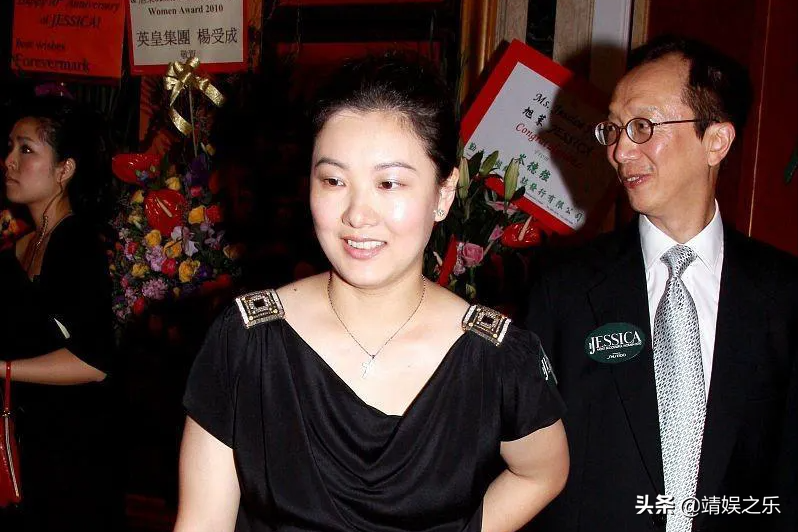 富太太伏明霞：为70岁老公生仨娃，43岁依然韵味十足