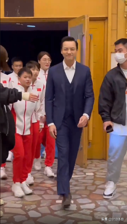 陈伟霆:全红婵是团宠大家很疼她,聊着聊着走错了方向被师姐叫回去