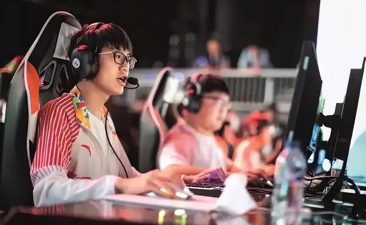 “烧钱”的4个大学专业，普通家庭绕道走，毕业后却成为香饽饽