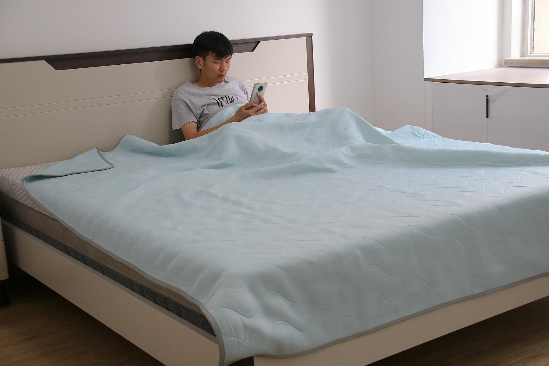 小米生态链企业8H推出夏日床上黑科技产品，两面属性对应不同需求