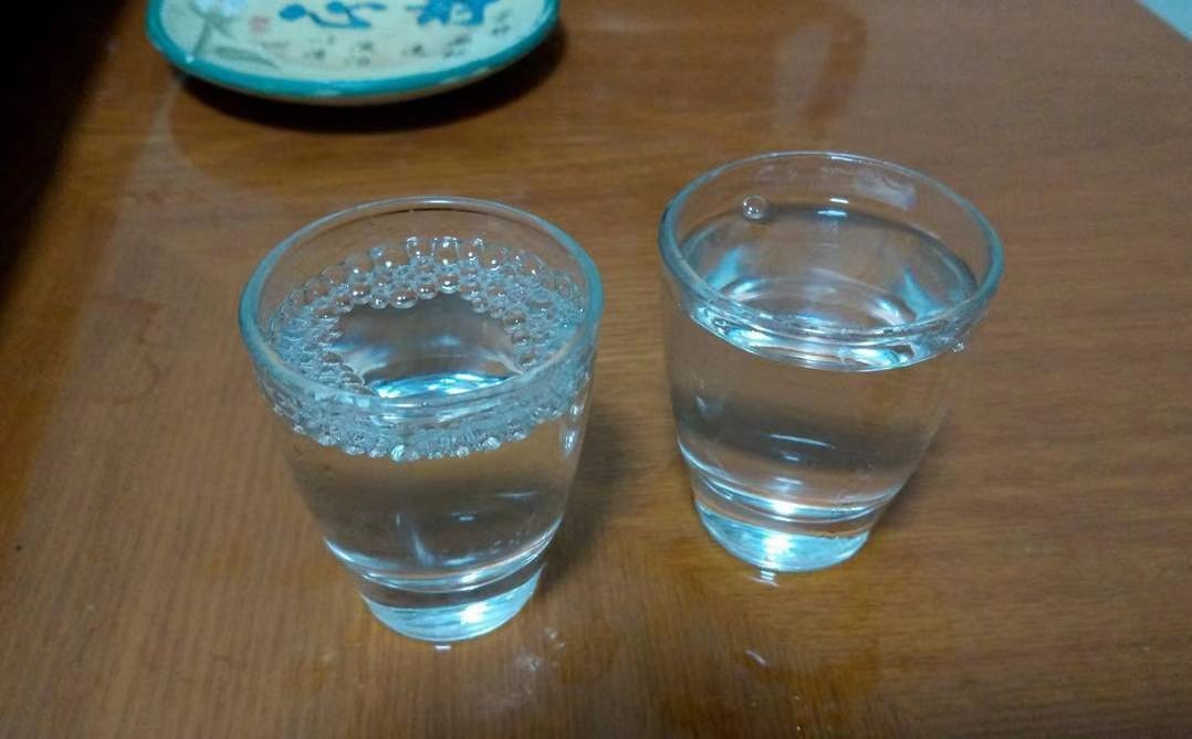 假酒層出不窮該怎么區(qū)分？辨別方法太簡單，平時買酒注意了