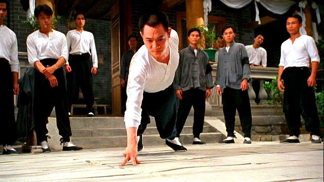 为什么说成龙是花拳绣腿，而李小龙是真功夫，结合影视资料告诉你