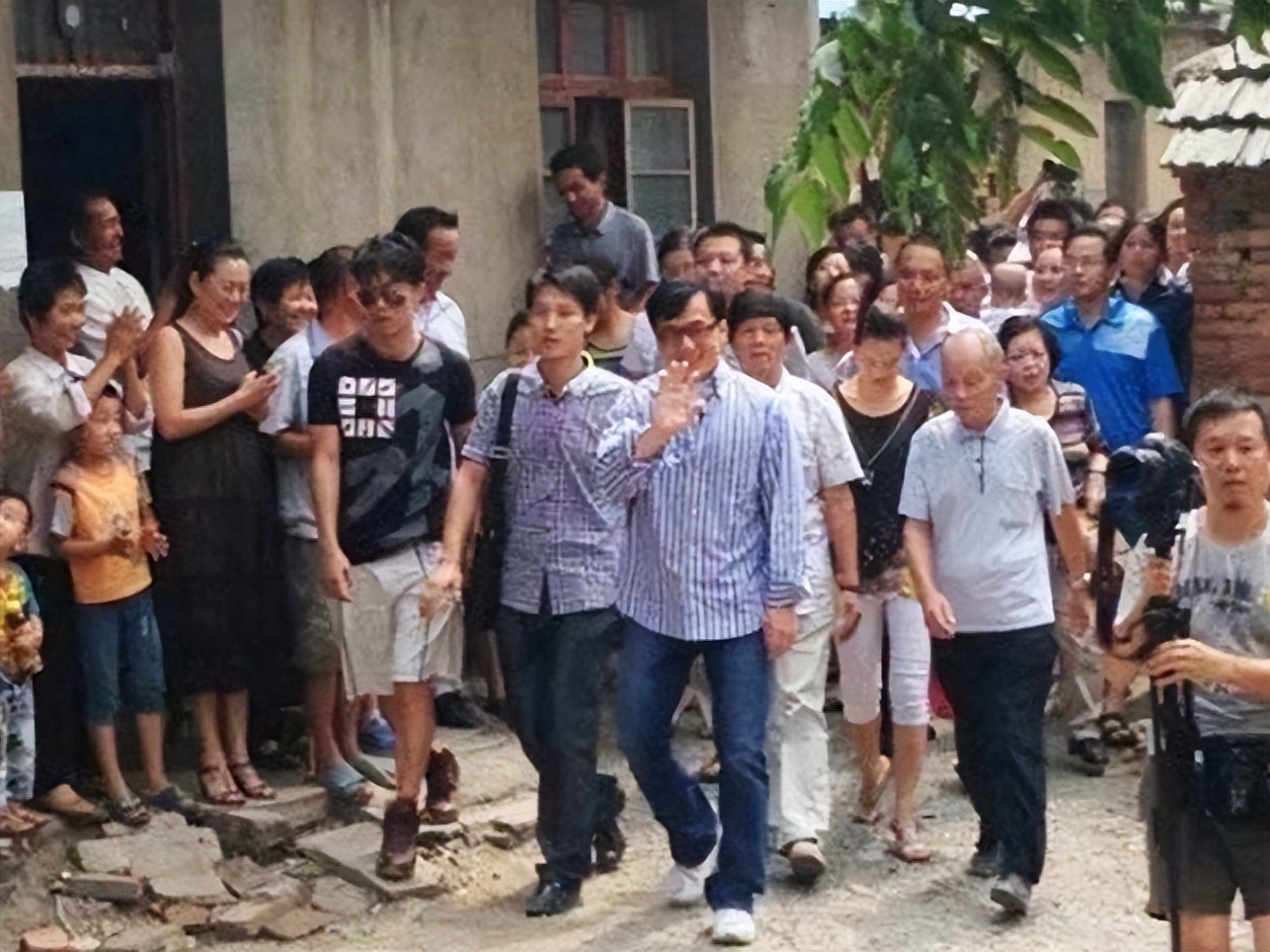 2007年成龙和亲哥安徽相认，对方一贫如洗，他有没有帮帮哥哥们