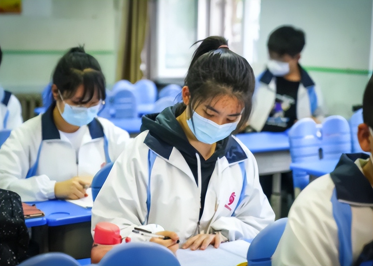 高中生应选“走读”还是“住宿”？选错高考或差50分，理由很现实