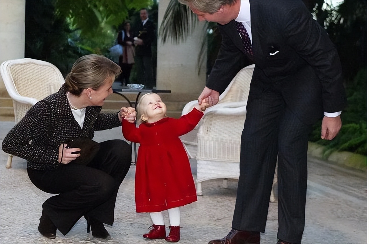 被比利时女王储美到！一袭红裙挽着小王子，好似童话故事里的画面
