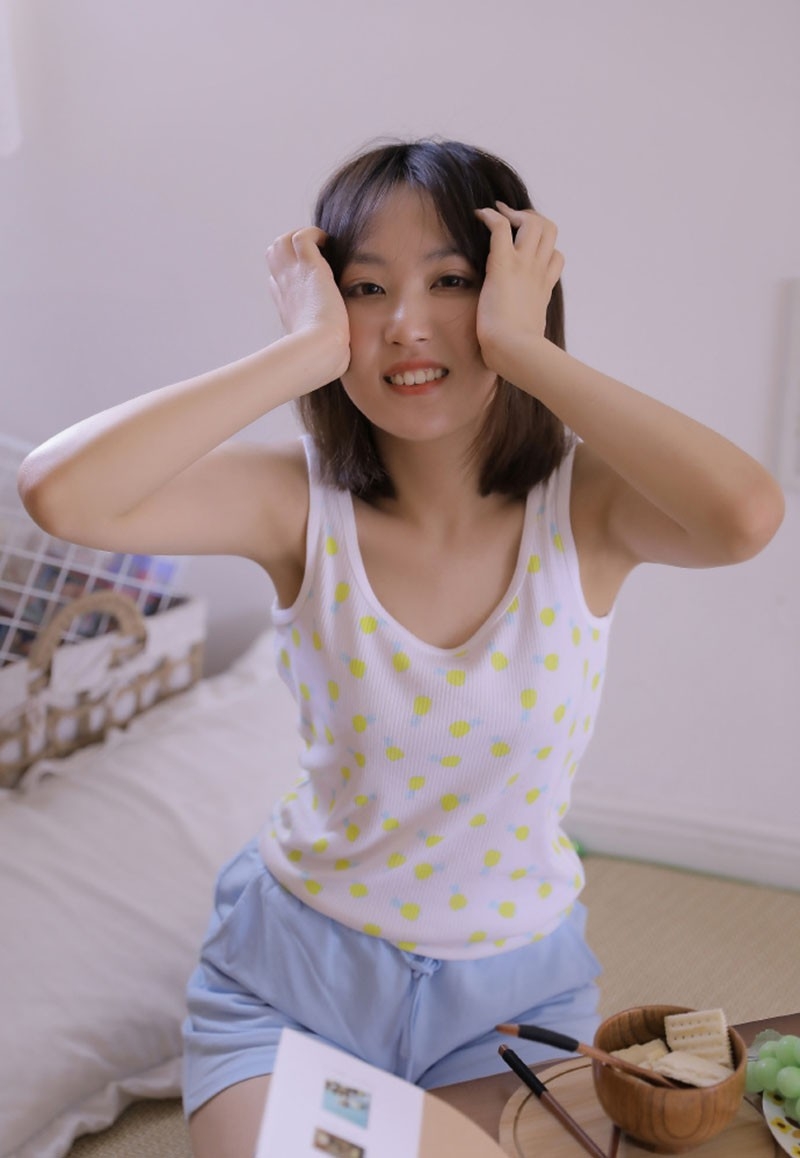 圆脸小姐姐 背心短裤穿搭 尽显青春活力