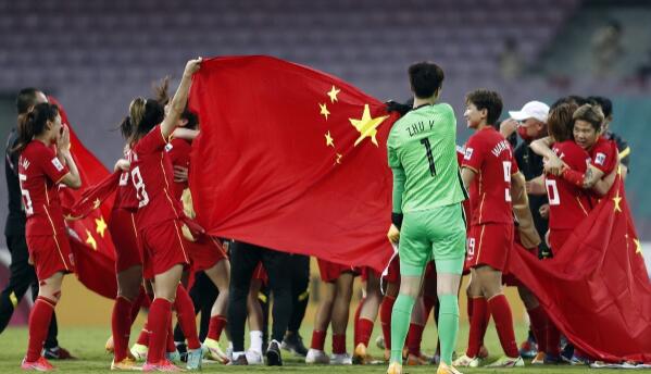 中国女足踢出神剧本！扑出绝杀球后2分钟绝杀对手，水庆霞哭了