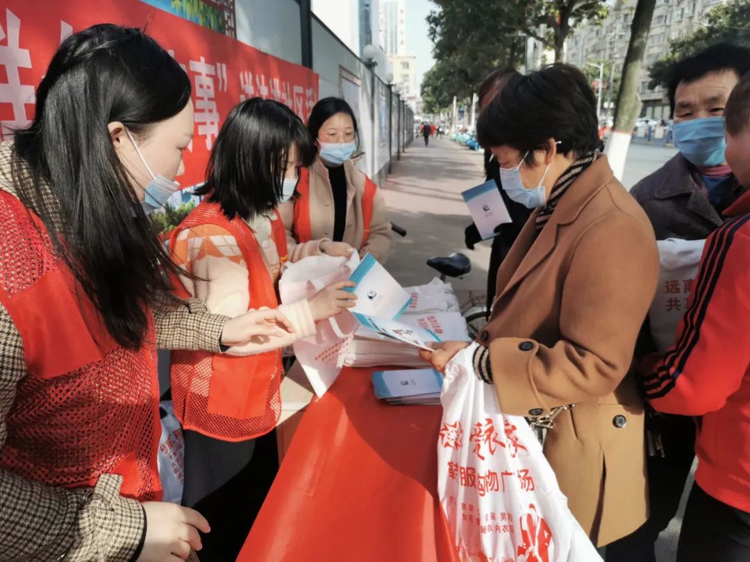 市金融工作局开展巾帼普法志愿服务活动
