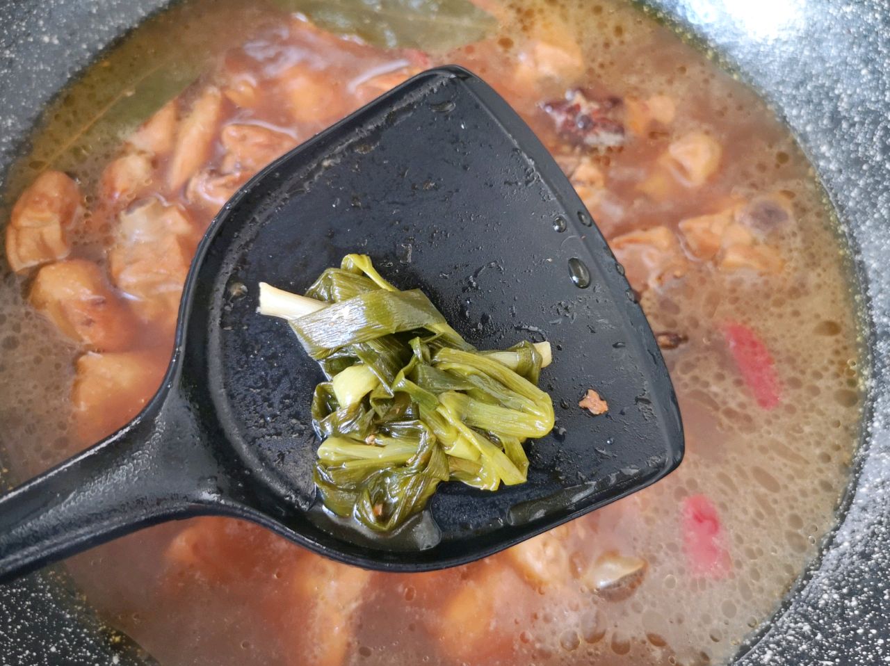 土豆鸡腿怎么炖好吃又简单好吃（这样做鸡肉鲜嫩土豆绵软）