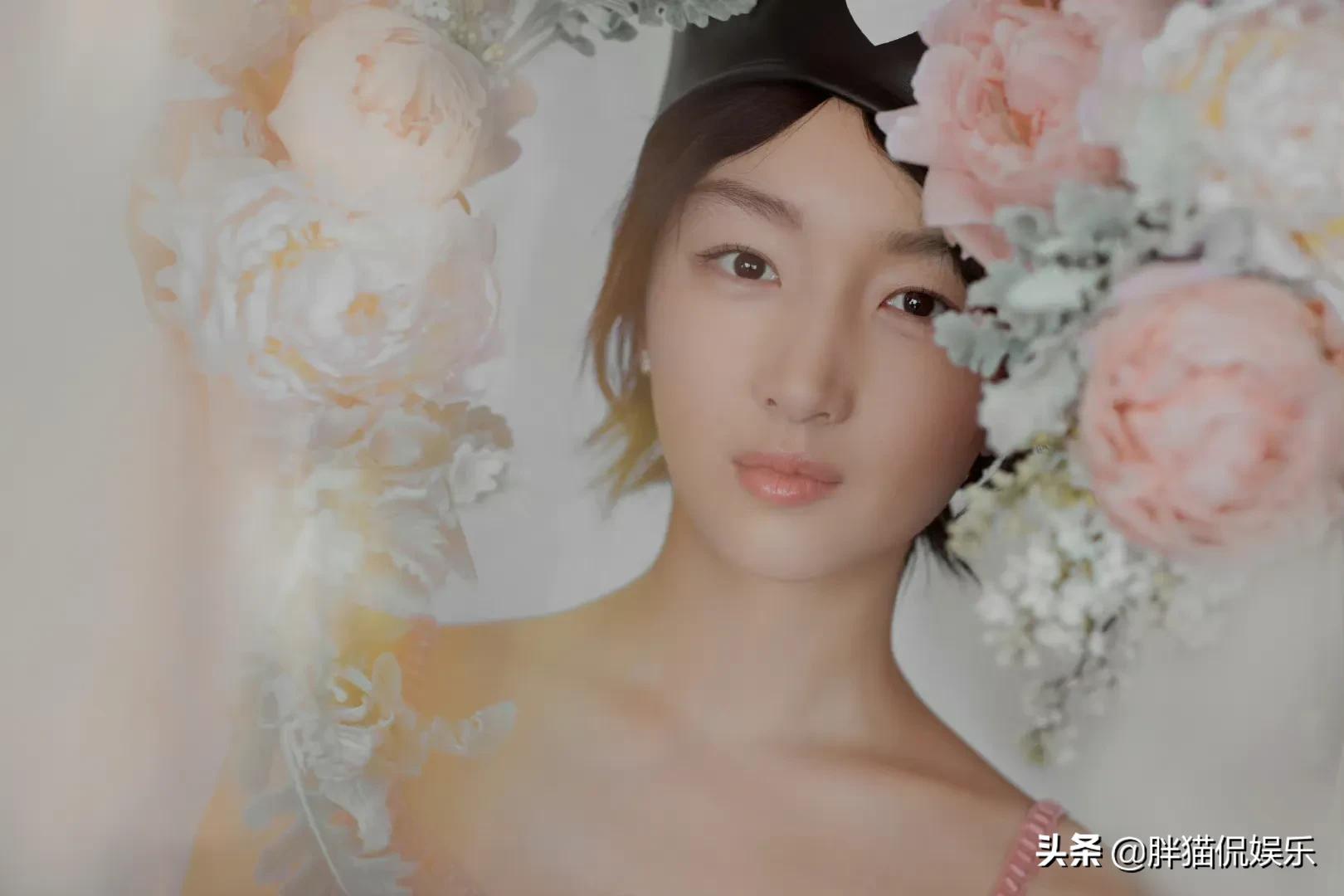 周冬雨一身粉色长裙化身美丽小天鹅，虽然不惊艳却很耐看