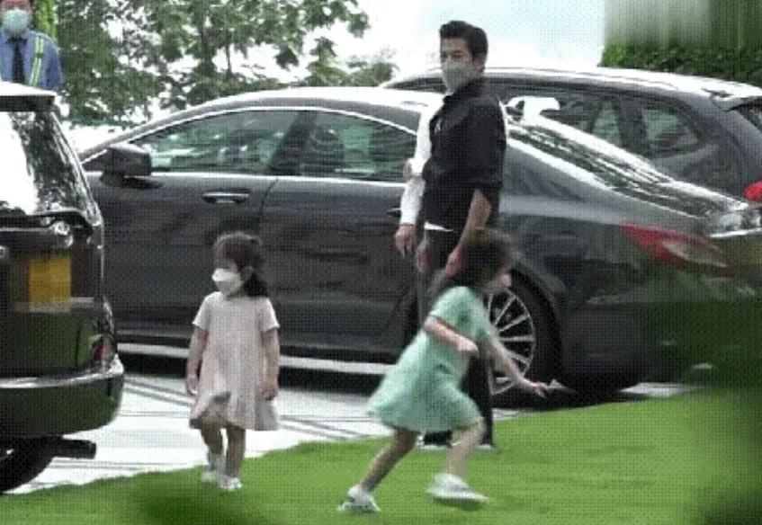 郭富城一家出游其乐融融，俩女儿穿姐妹装活泼可爱，岳父很显年轻