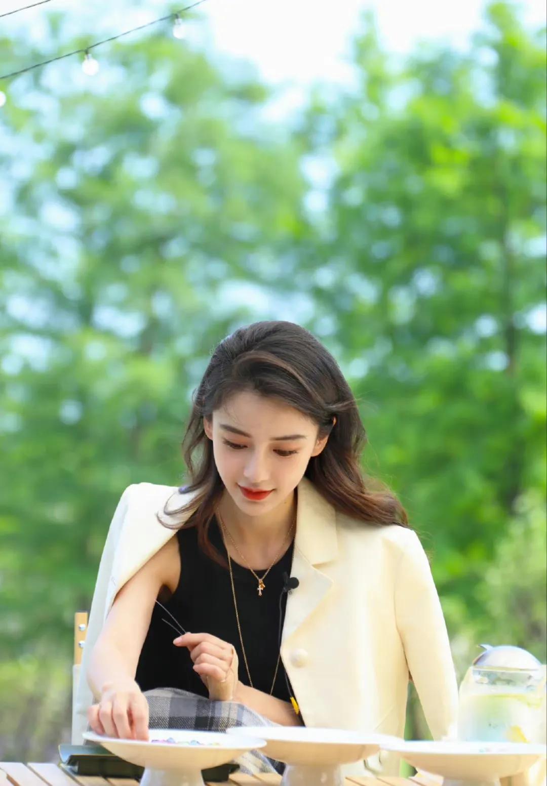 Angelababy7月份的行程图，走出的挣钱大道宽又阔