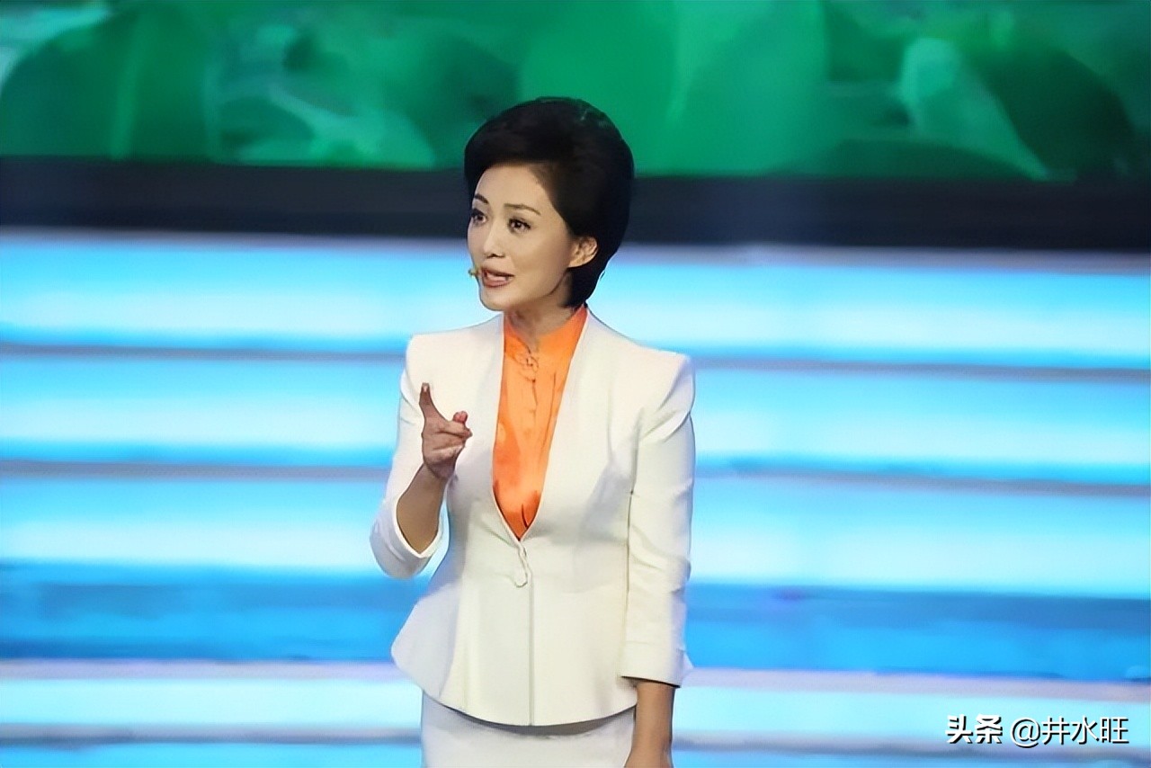 一身白衣的央视女主持，优雅显气质，别具高级感