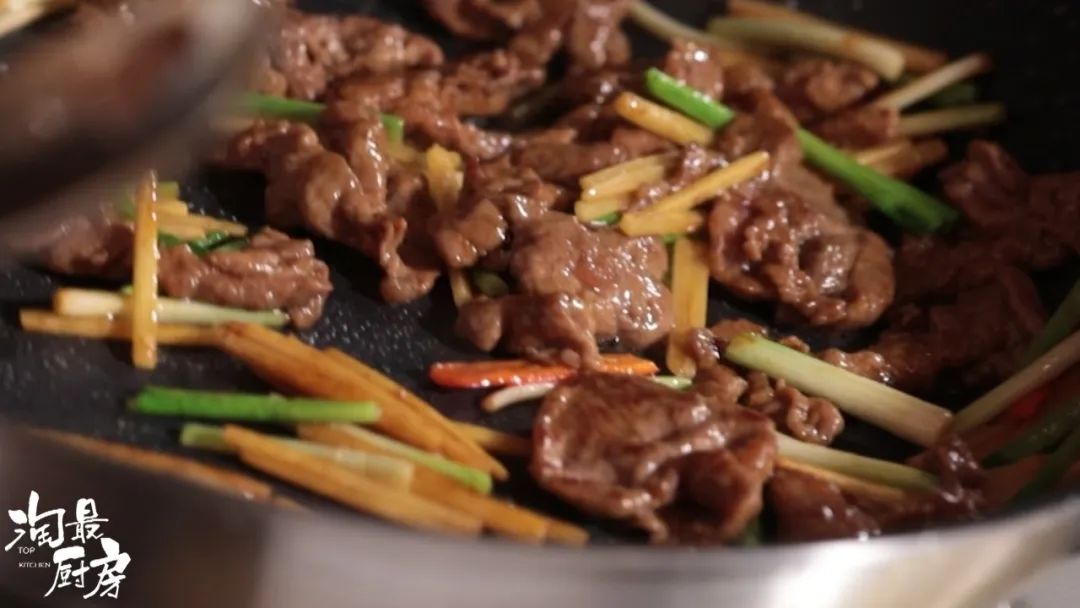 牛肉一炒就老？腌制时加点它，比豆腐还嫩滑！