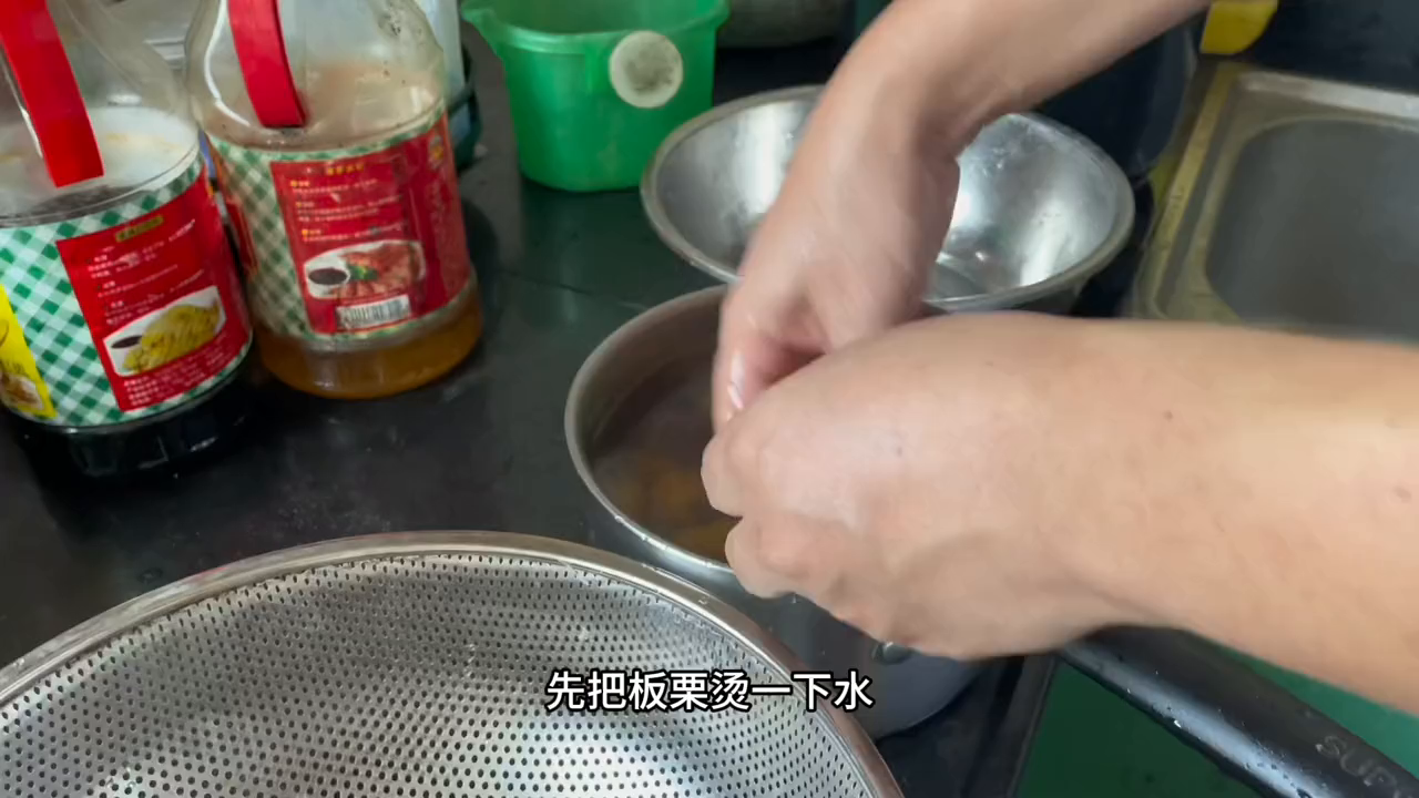板栗猪脚汤怎么做好吃又简单(香浓板栗猪脚汤轻松烹饪攻略)