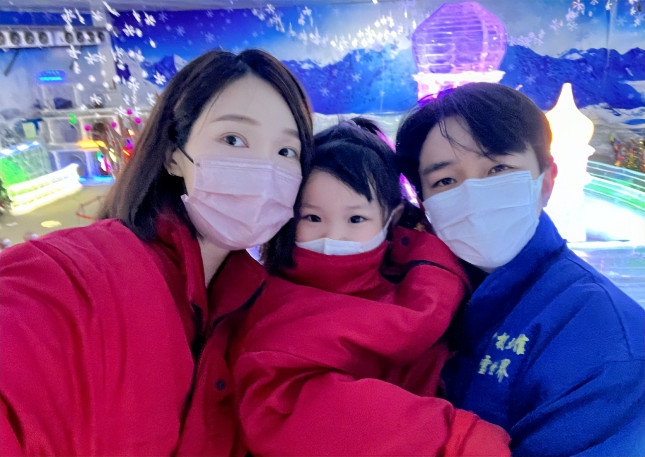 王祖蓝夫妇带娃出游，一人抱一娃大秀幸福，俩女儿个头猛蹿像妈妈