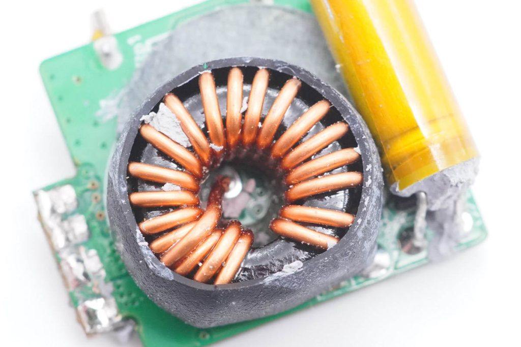 一个顶三个，支持三设备同时快充，安克100W氮化镓超能充拆解