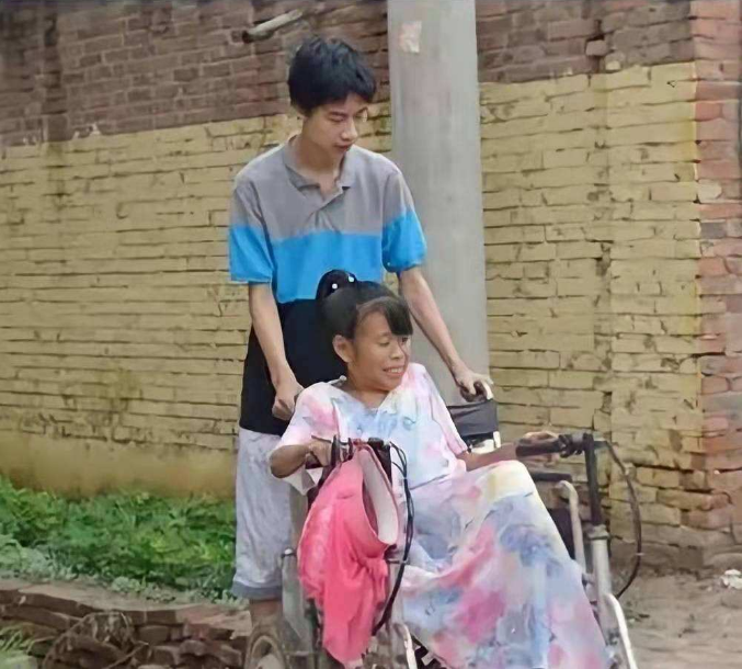 河北男孩逆袭记：9岁捡废品照顾瘫痪母亲，18岁744分考上清华大学