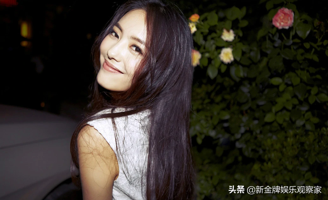 蔡文静被拍到和男子牵手回家，真人又瘦又美，粉丝：少关注私生活