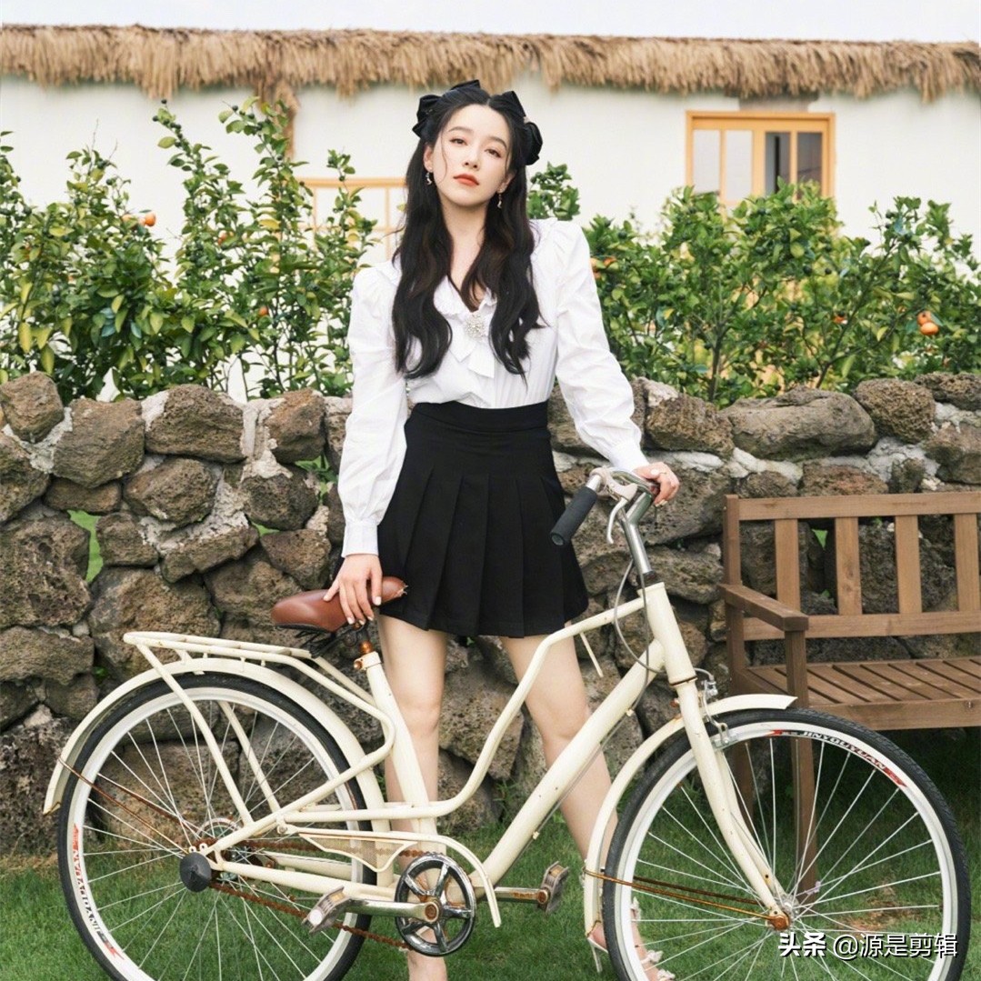 阚清子在草原清纯美照