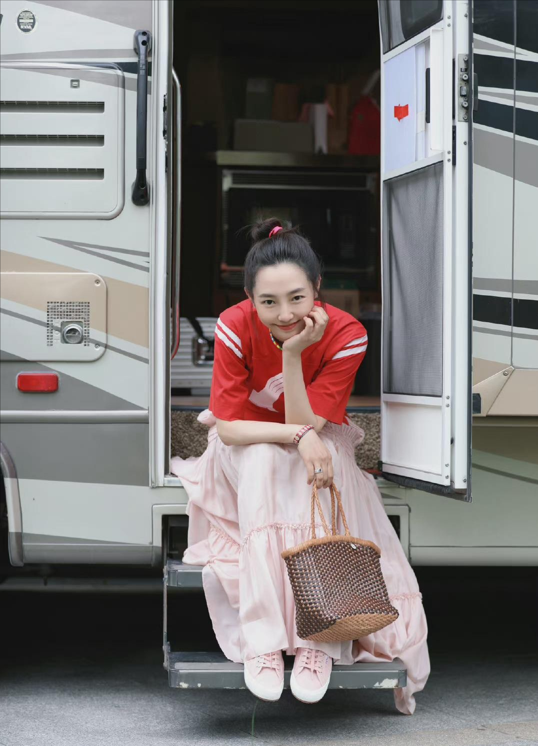 女人应常备这“3件上衣”，夏天百搭又时髦，搭裙子、裤子都好看