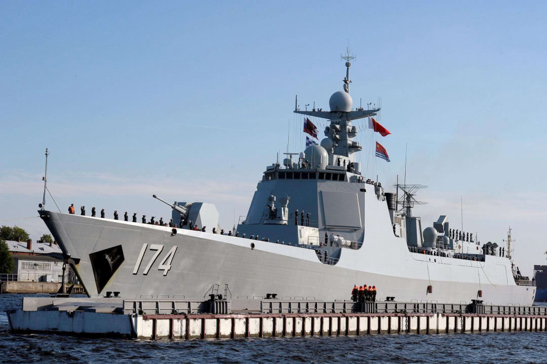 美国已全部放弃，中国却造全球规模最大的护卫舰，是无奈还是明智