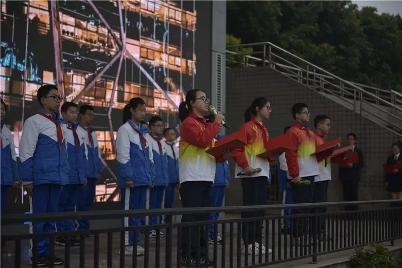 偶像谷爱凌、挑战擦皮鞋、一起向未来！成都开学第一天，太会玩了