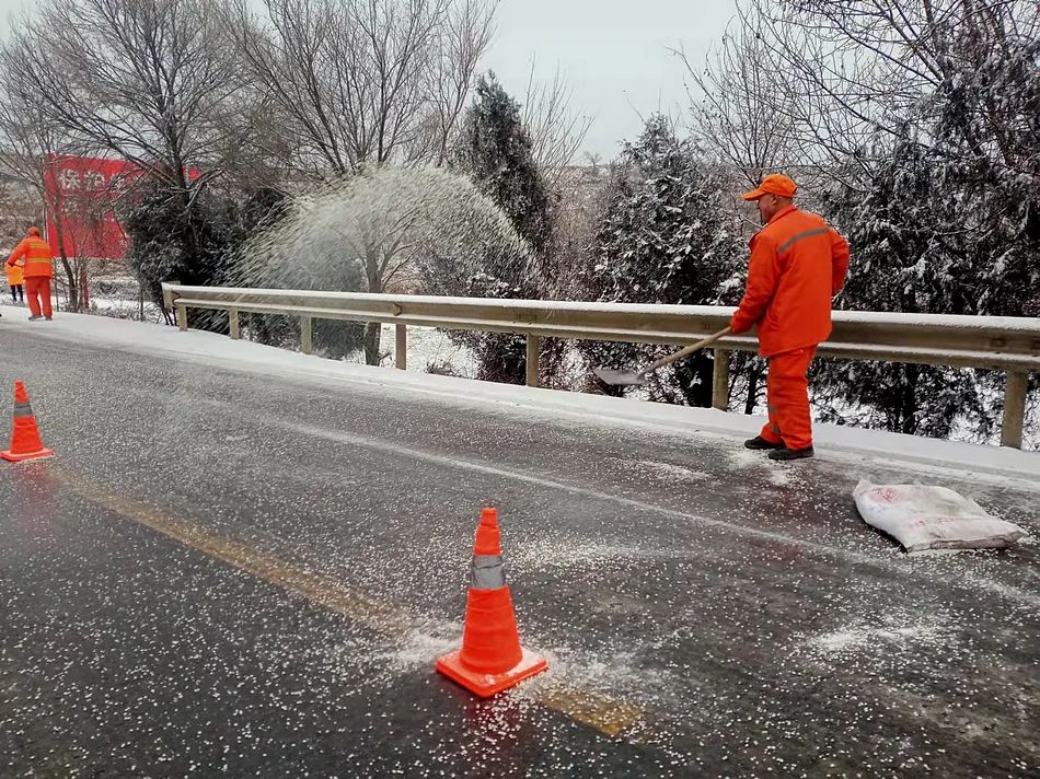 秦州公路段做好雨雪天防滑保畅工作（组图）