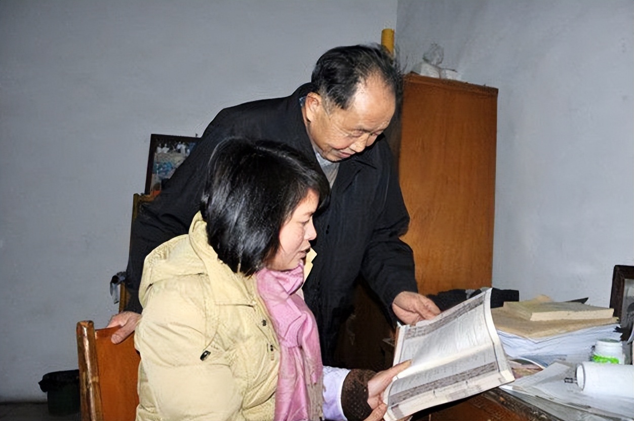 2012年湖南一38岁女教师倒追65岁二婚环卫工人，如今过得怎么样