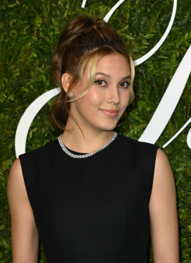 破案！谷爱凌“合影”奥黛丽赫本，致敬+模仿，女神在传承？