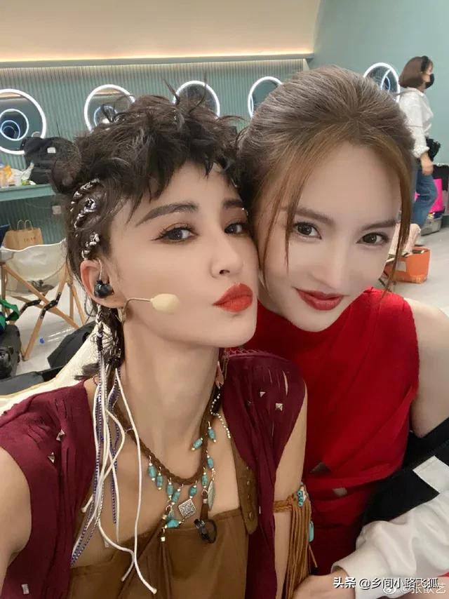 张歆艺金晨晒《乘风破浪》花絮照 隔空“互怼”感情好