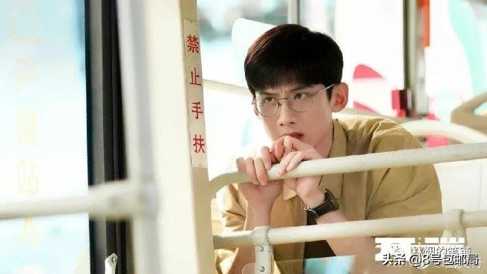 收视第一！刚出道被记者揩油，蛰伏多年终于爆火，今被调侃注孤身