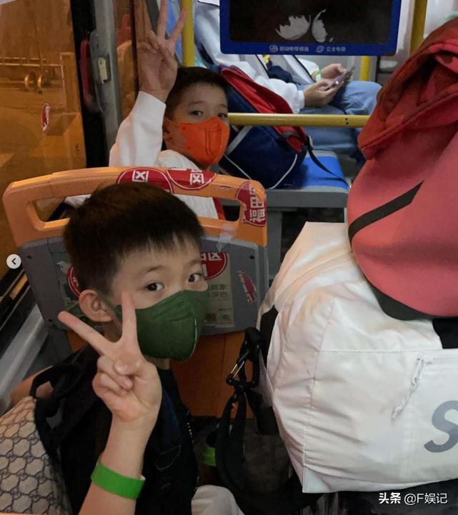 周家蔚终于带两个儿子和洪天明团聚 一家人一起玩电子游戏很温馨