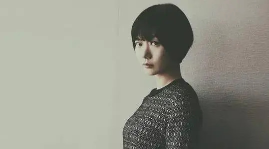 她曾得到王家卫的青睐，凭借“尺度片”一脱成名，如今42岁仍单身
