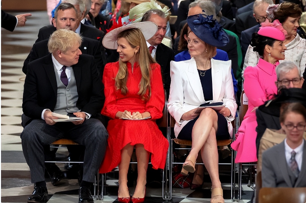 33岁第一夫人凯莉又穿红裙，抱着女儿参加老公辞职演讲，笑容灿烂